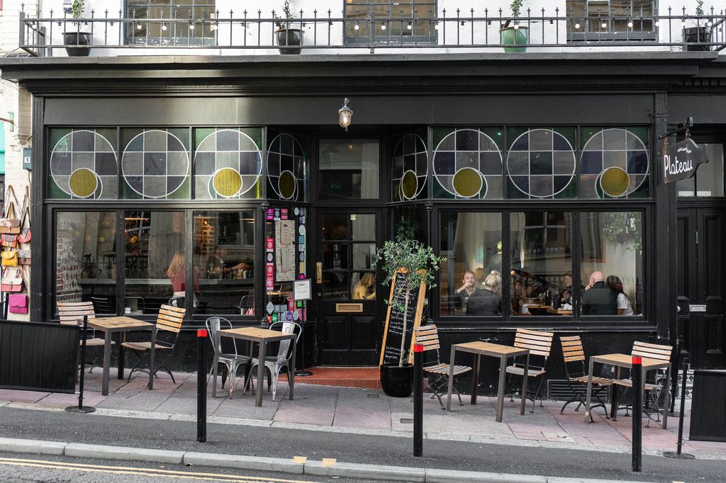exterior of plateau Brighton, pavement seating in Brighton's Lanes, a place to enjoy natural wine and European small plates.