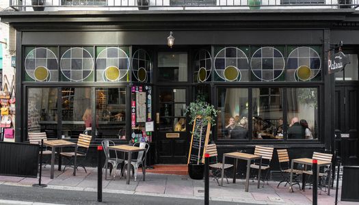 exterior of plateau Brighton, pavement seating in Brighton's Lanes, a place to enjoy natural wine and European small plates.