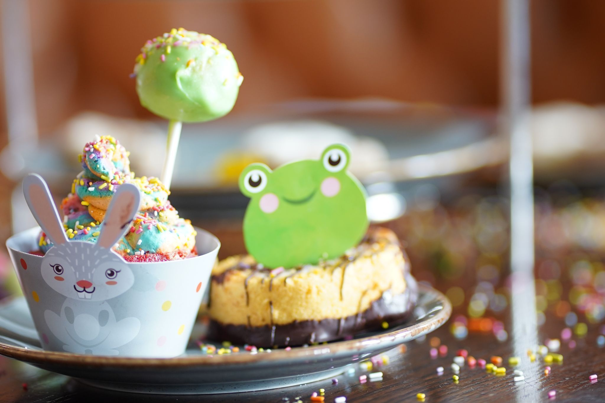 afternoon tea for the kids at Brighton Metropole Bar. Cakes with cake pops and frog stickers
