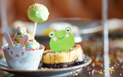 afternoon tea for the kids at Brighton Metropole Bar. Cakes with cake pops and frog stickers