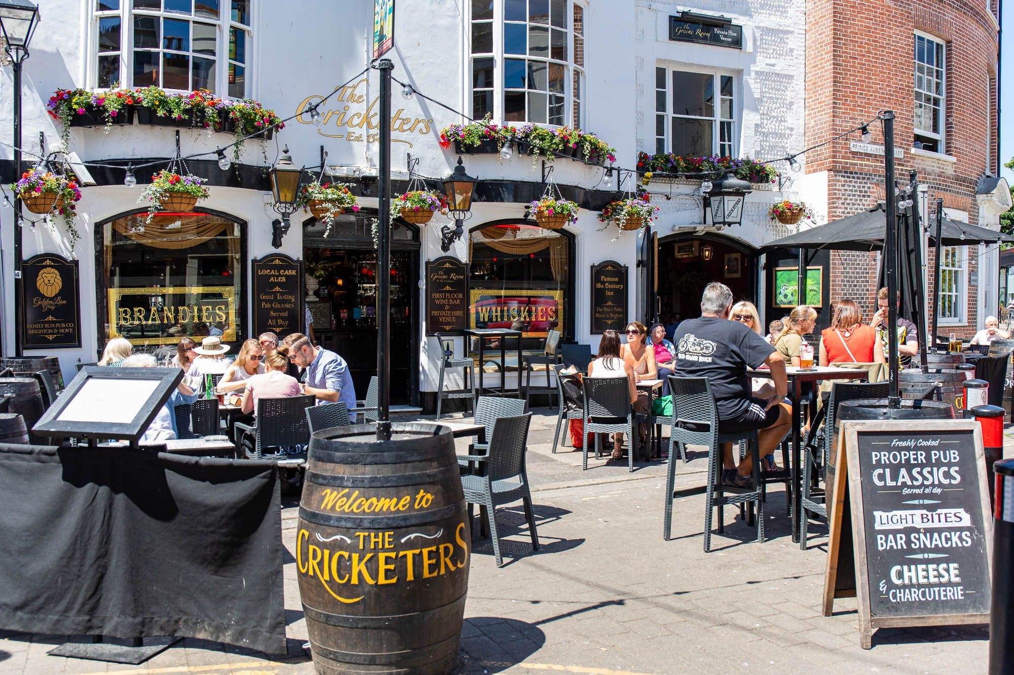 outdoor seating at the cricketers