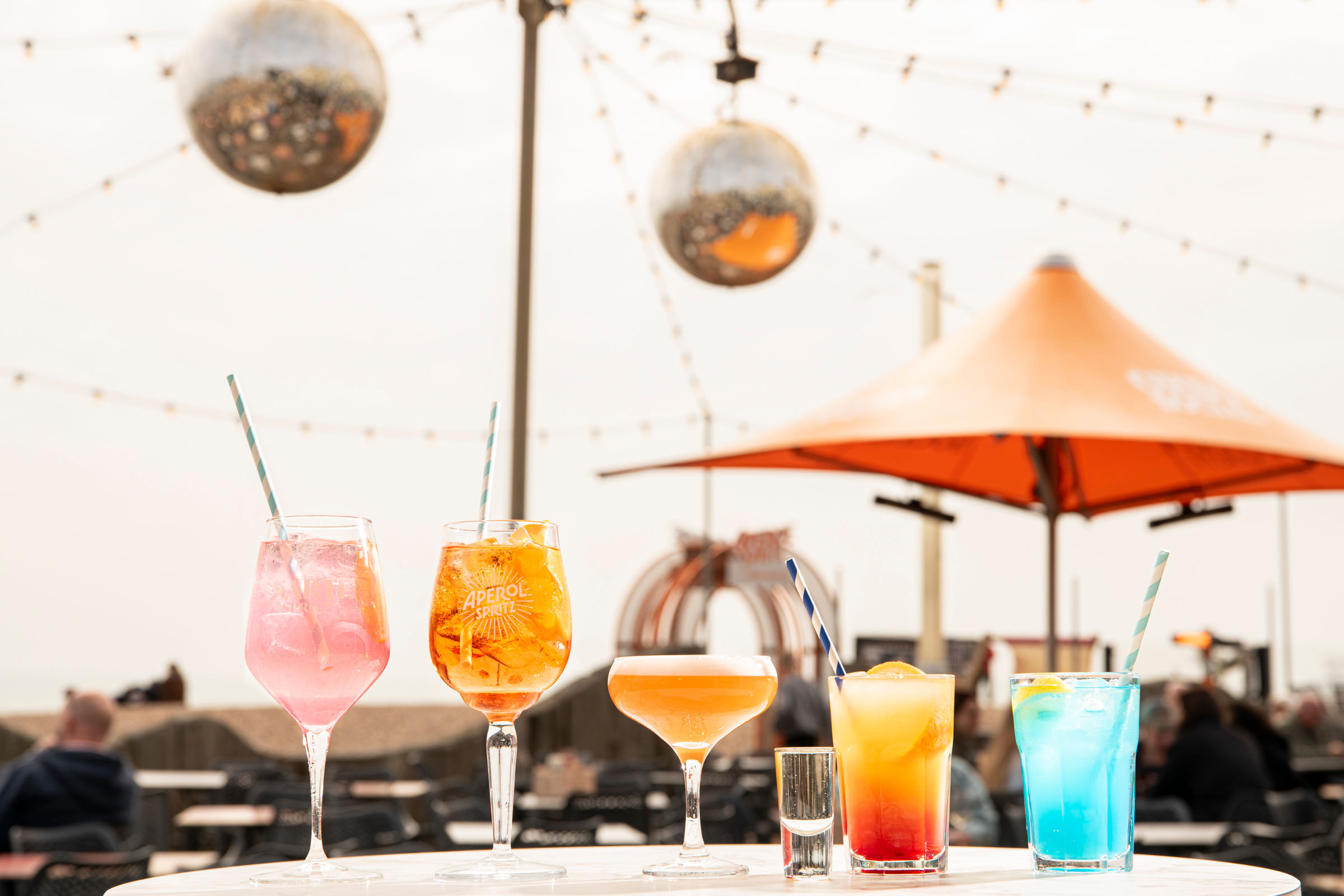 few cocktails served on the outdoor table at ohso social
