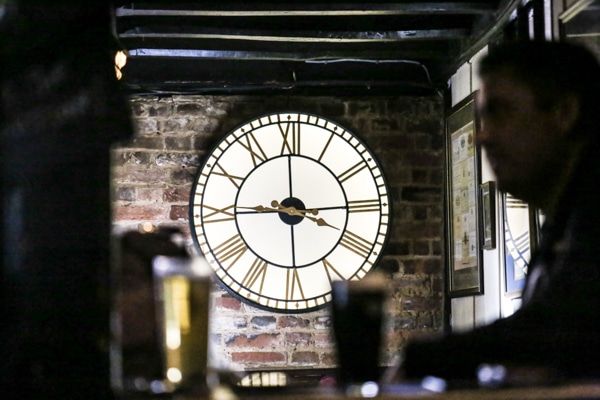 The Fountain Ashurst - Clock in bar