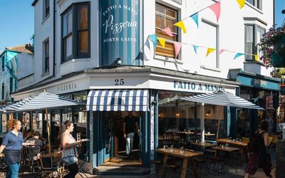 Fatto A Mano pizzeria, Kensington gardens. A busy North Laine area with pizza enthusiasts. Nestled in the bohemian North Laine, this Fatto a Mano serves the same much-loved Neapolitan pizzas, from traditional margheritas to creative specials.