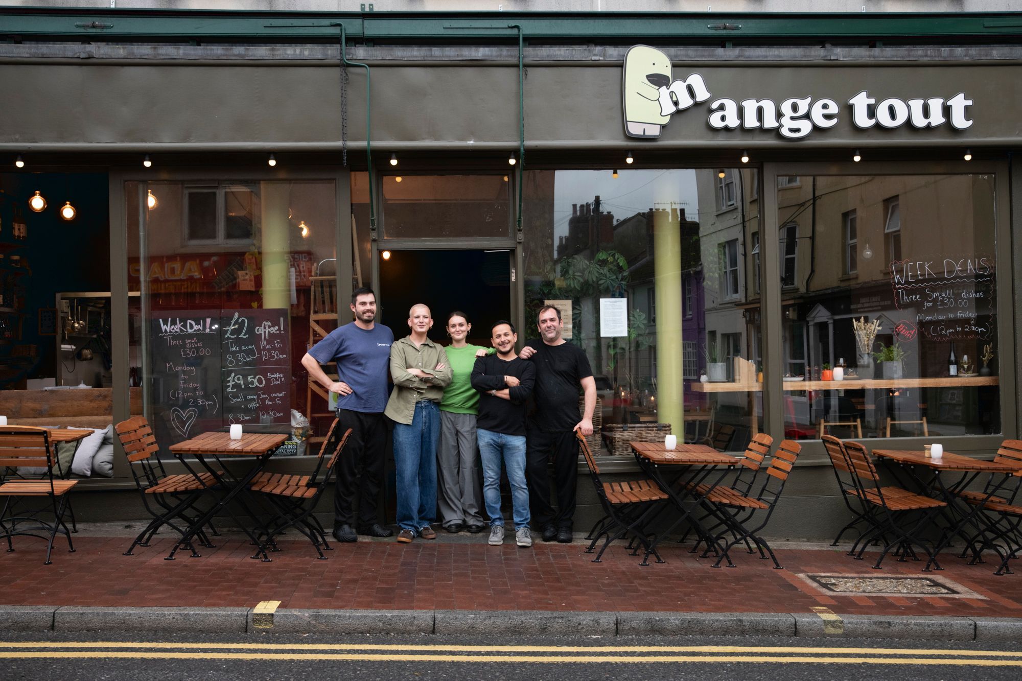 Mange tout team in front of the venue