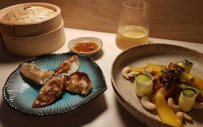 mango and courgette salad, gyoza, bamboo steamer and white wine