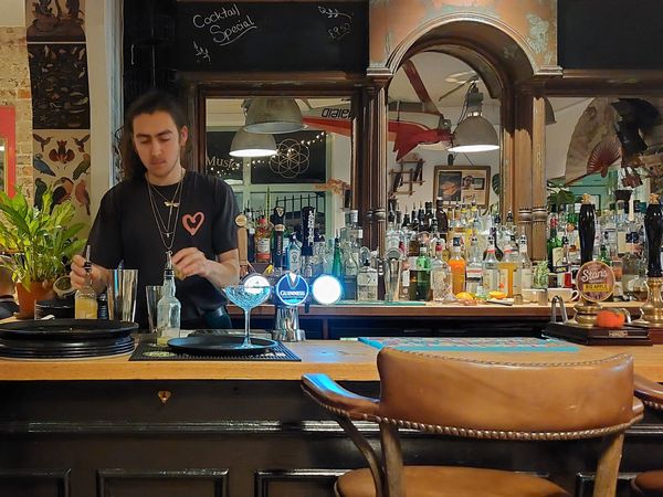 A bartender mixing cocktials