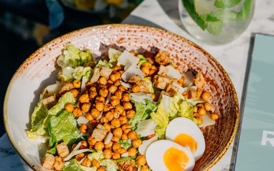 vegetatian bowl including chickpeas, eggs, salad