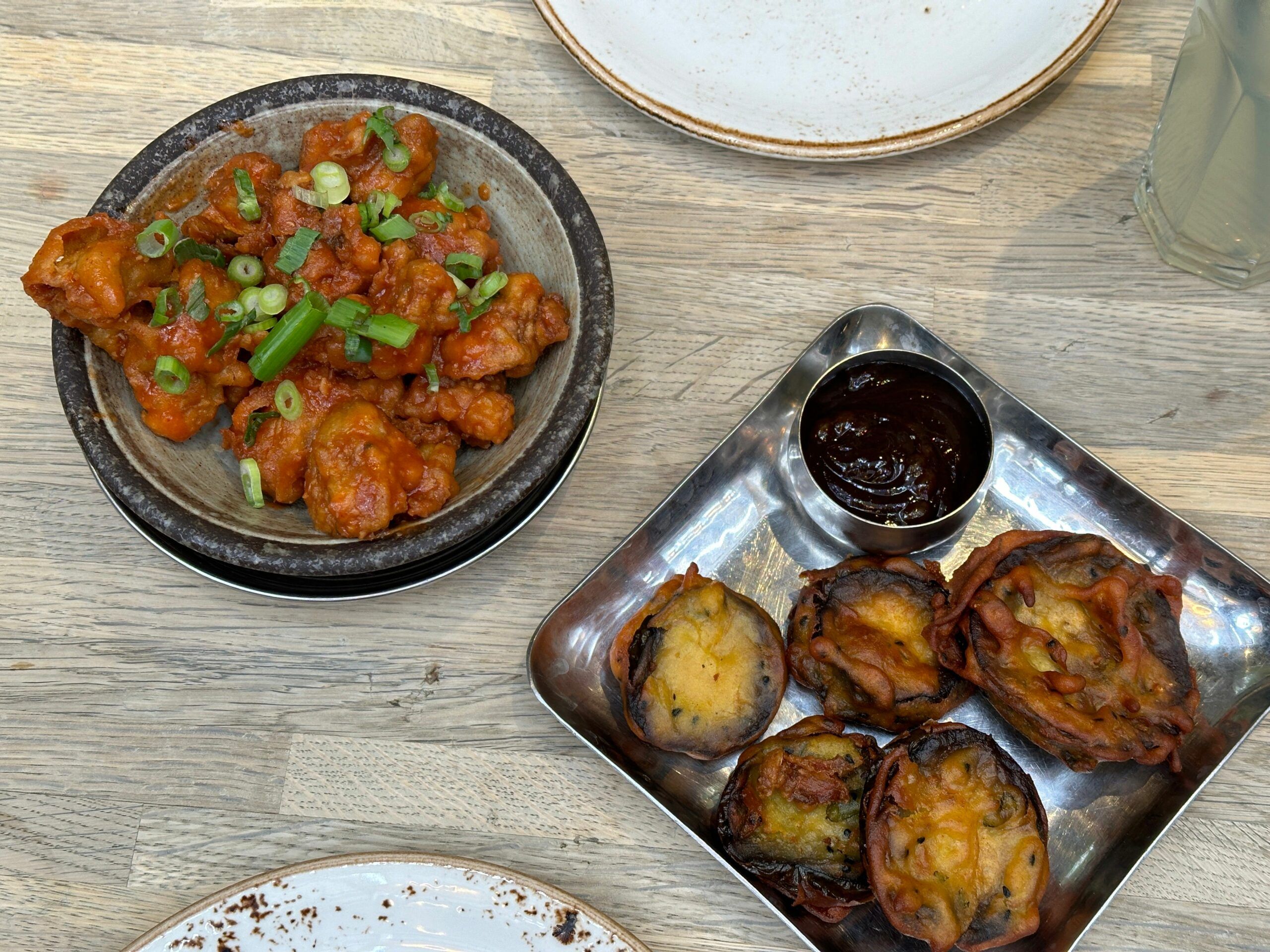 light and crispy aubergine bhajis with a sticky, rich roast tomato and chilli chutney and an overwhelmingly delicious mushroom manchurian coated in a sweet and sour IndoChinese sauce