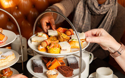 hand picking up cake of the tray