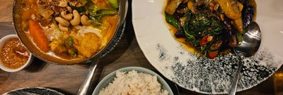 over head shot of the three plates of thai food, one is aubergine dish, second is tofu and third is rice
