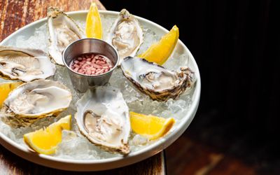 tray with oysters