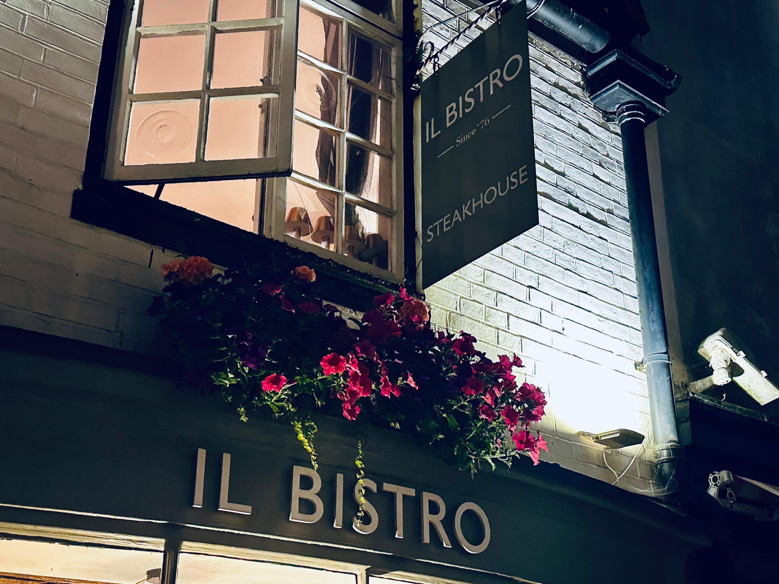 night shot of the exterior of Il Bistro
