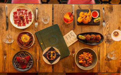 over head shot of the table laid out with small plates and drinks at Tinto Taperia