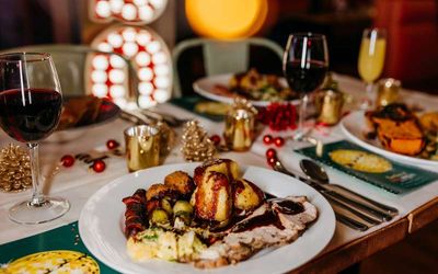 Ohso Social, Christmas Party, table decorated with xmas decor and dishes from xmas menu