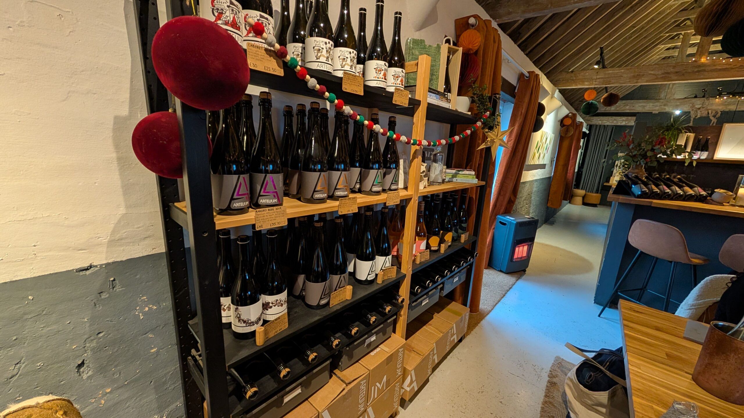 shelves with the wine at Artelium