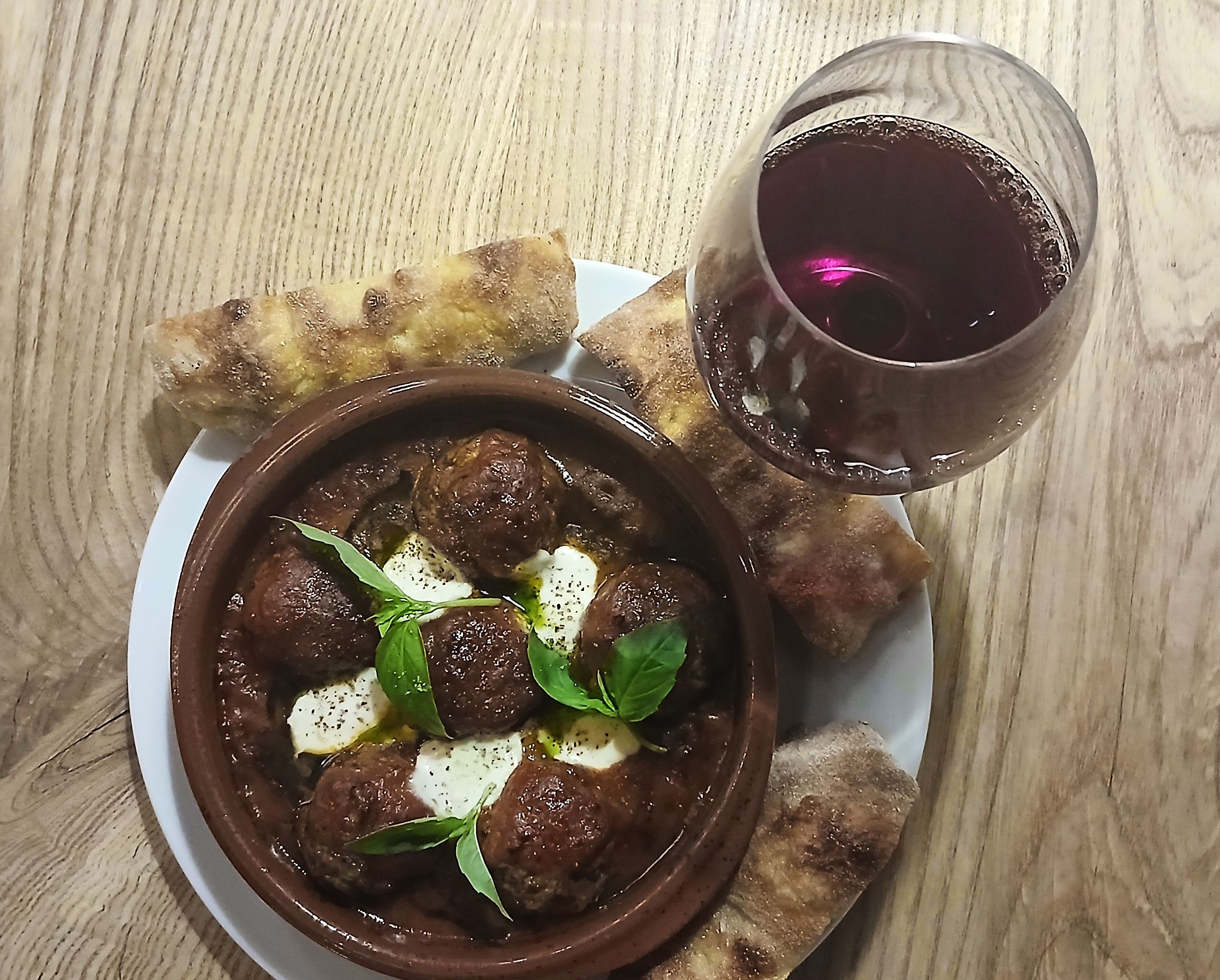 Meatballs with wine served with bread