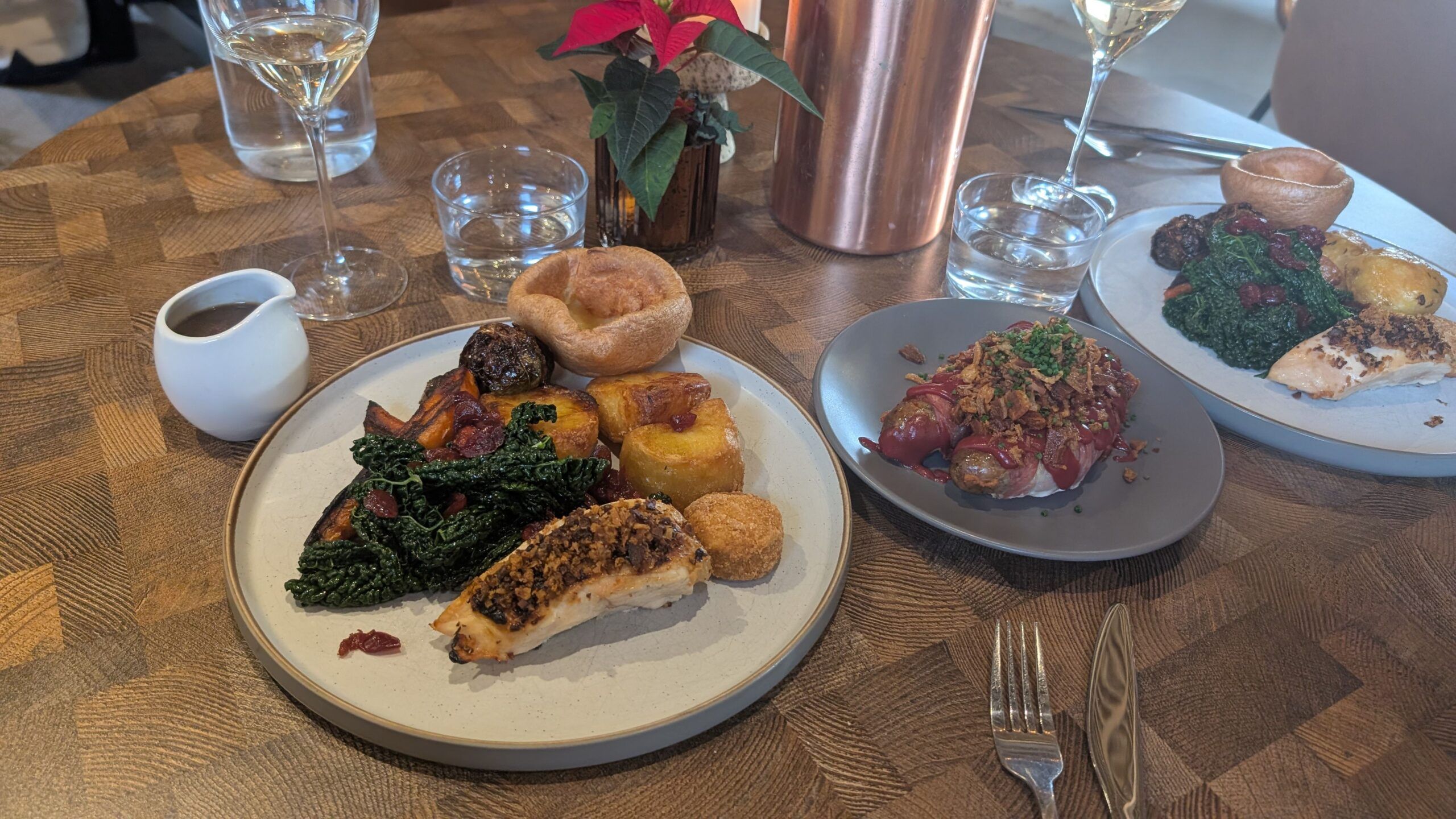 sunday roast plates served on the plate