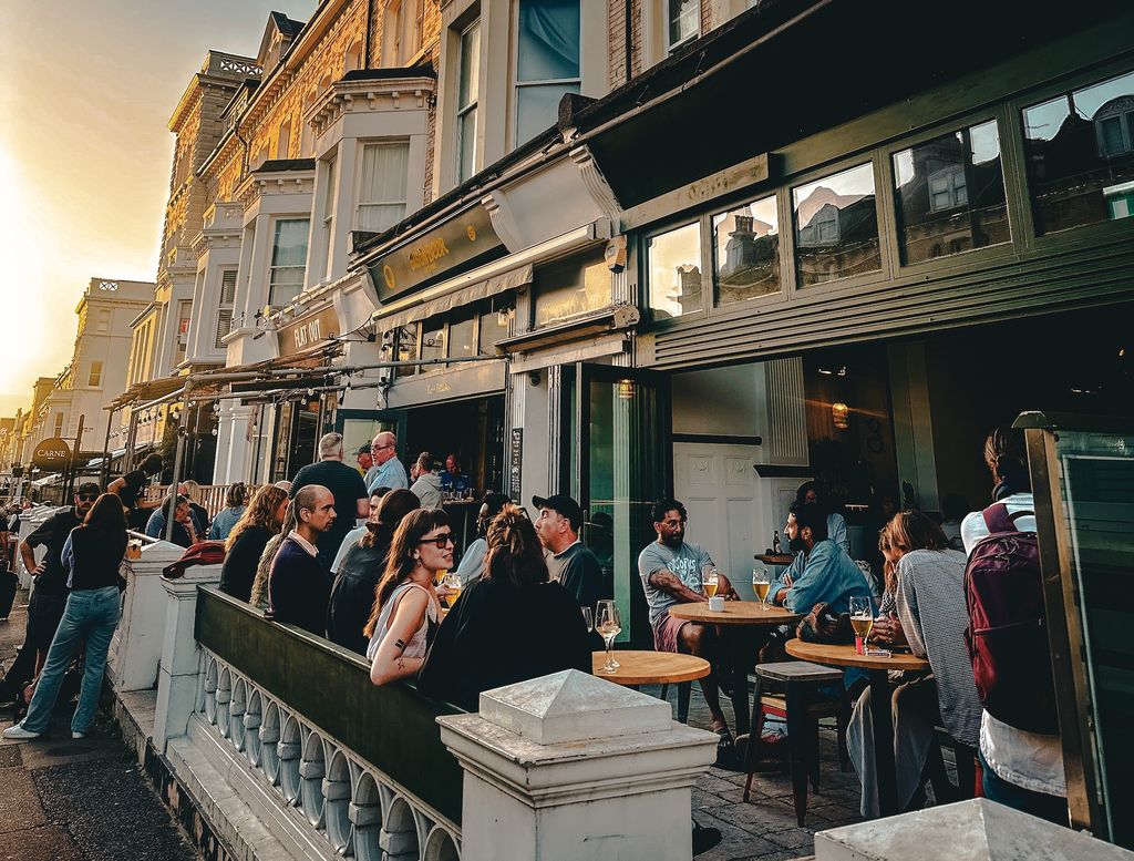alfresco in Hove. People enjoying the golden hour in Hove. Beer garden guide to Brighton and Hove