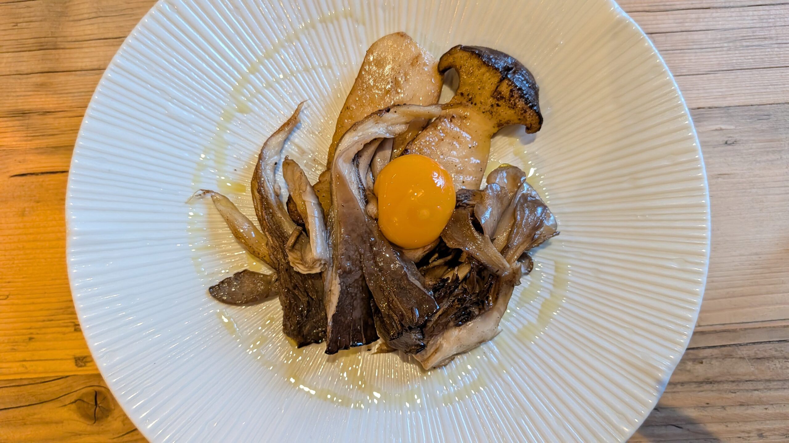 Large slices of cep / porcini and oyster mushrooms