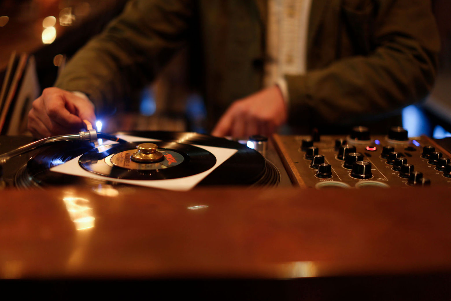 Vinyl - Restaurant in Brighton - Stem restaurant in Hove. DJ Mixing tunes. 