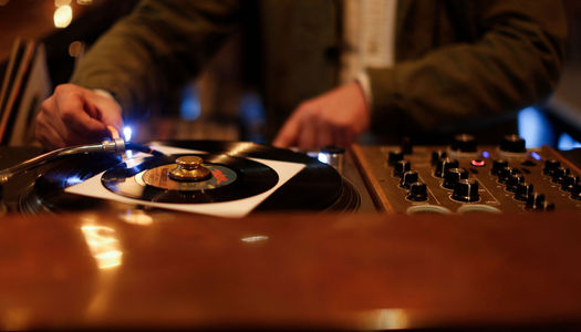 Vinyl - Restaurant in Brighton - Stem restaurant in Hove. DJ Mixing tunes.