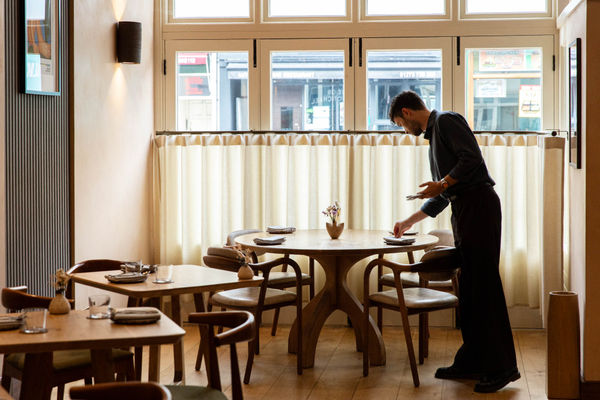 waiter setting up the tables at Maré restaurant