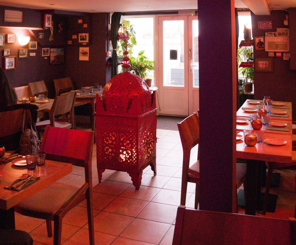 seating at Lima Nikkei, Read seats and wooden tables
